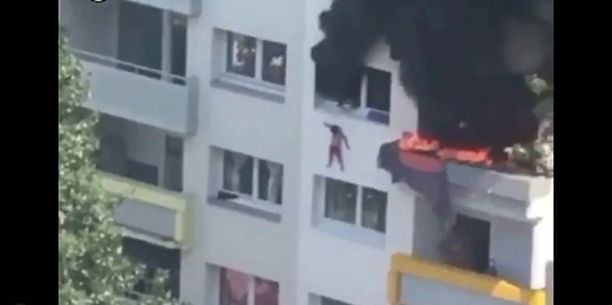Crianças pulam do 3º andar de um prédio para se salvarem de incêndio; veja