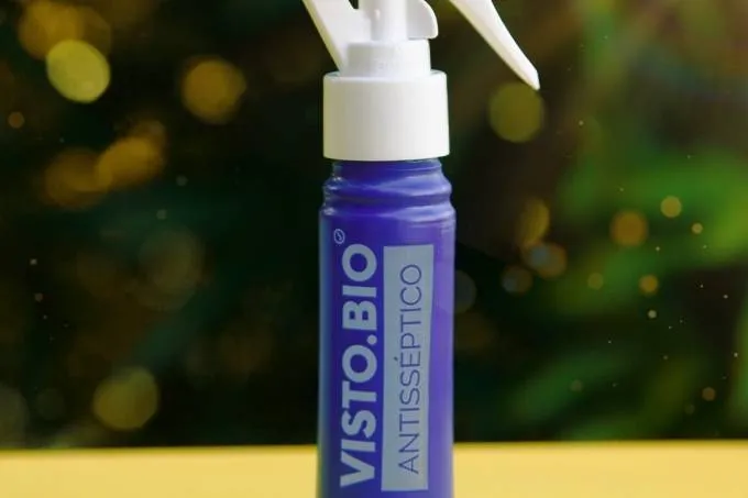 Empresa brasileira cria spray que tira vírus da Covid-19 da roupa