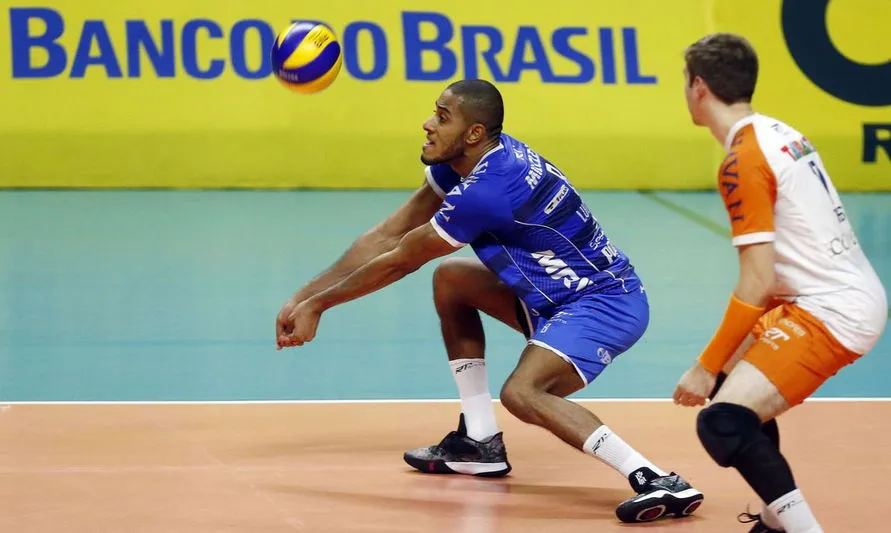 Ponteiro Lucarelli, da seleção de vôlei, assina contrato com Trentino