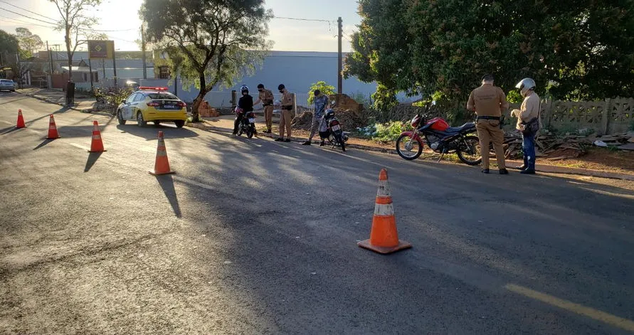 PM realiza blitz em Apucarana e apreende 5 motos