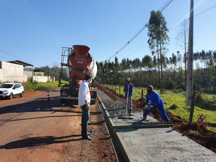 Calçada facilita acesso a trabalhadores em parque industrial