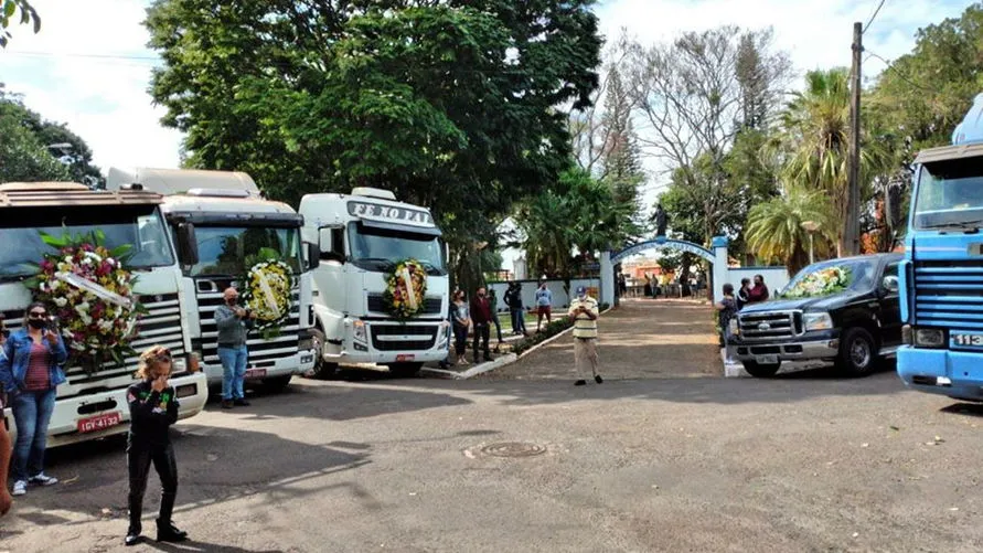 Homem que morreu atropelado pelo próprio caminhão ganha homenagem; veja