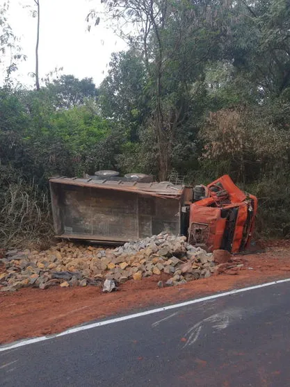 Caminhoneiro fica gravemente ferido após capotar caminhão na PR-550