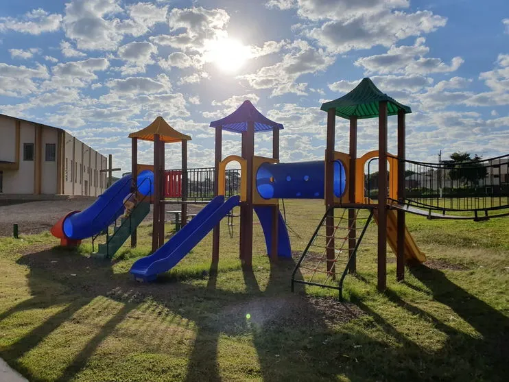 “Dom Romeu” recebe parque infantil e manutenção de quadra esportiva