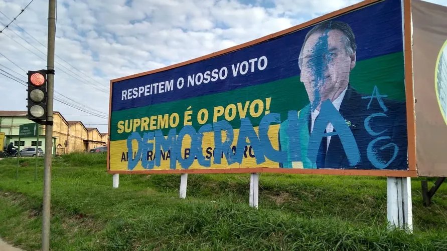 Outdoor com imagem do presidente Bolsonaro é pichado em Apucarana