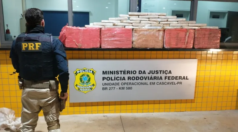 PRF apreende 154 kg de maconha e recupera carro roubado em Cascavel