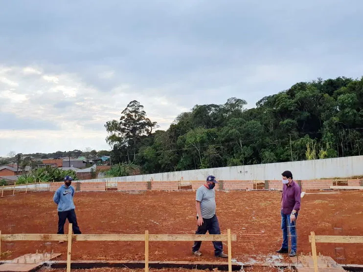 Prefeitura reconstrói quadra esportiva em escola do Jardim Marissol