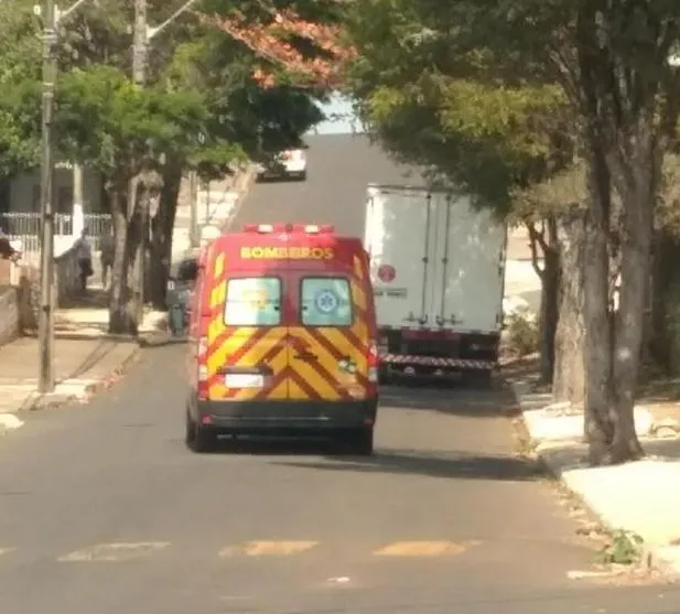 Motorista abre porta e ciclista sofre ferimentos no Residencial Veneza