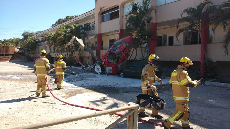 Helicóptero do Corpo de Bombeiros cai em avenida de Brasília