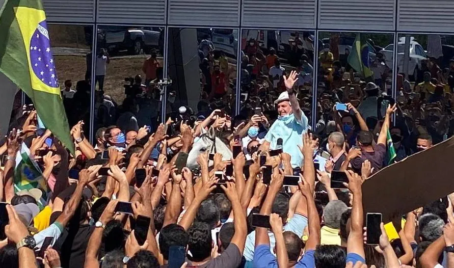 Bolsonaro tira máscara e gera aglomeração no Piauí