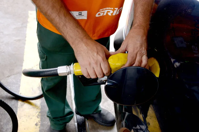 Petrobras anuncia redução média de 4% no preço da gasolina nas refinarias