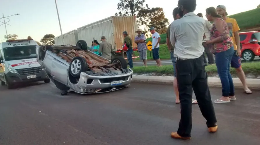  O veículo Toyota Corolla capotou no trevo principal de acesso a cidade de Jardim Alegre.