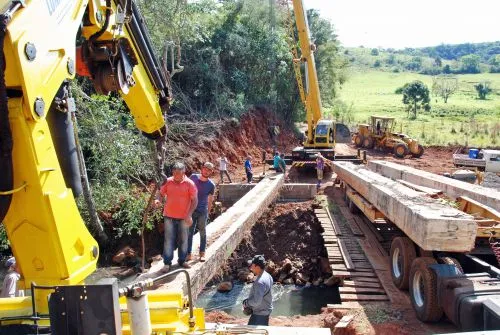 Prefeitura de Faxinal instala vigas de sustentação em nova ponte