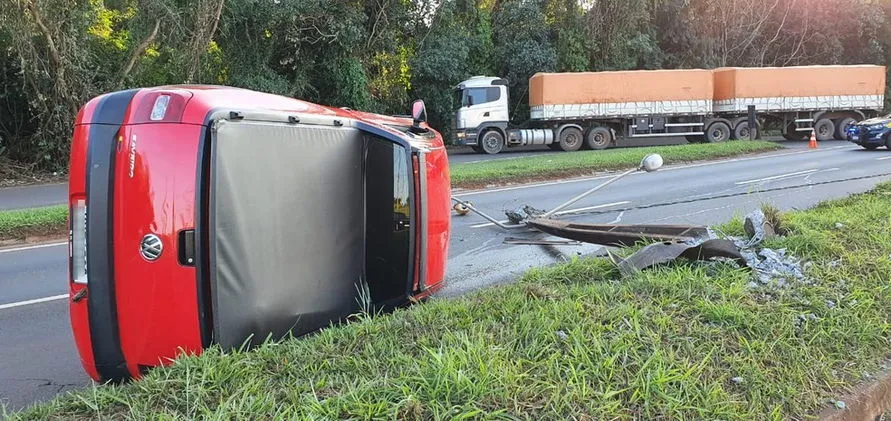 Veículo capota após colidir contra um poste na BR-369