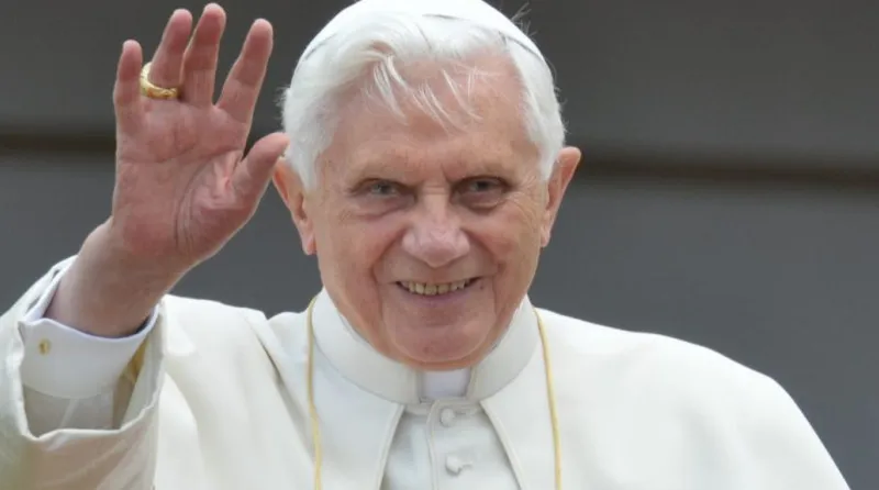 Ex-papa Bento XVI está gravemente doente, diz jornal