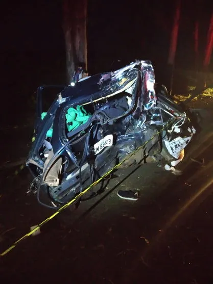 Homem morre após colidir veículo contra uma árvore na PR-090