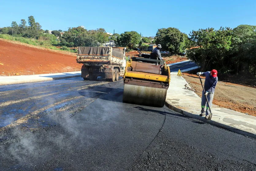 Interligação de bairros recebe capa asfáltica