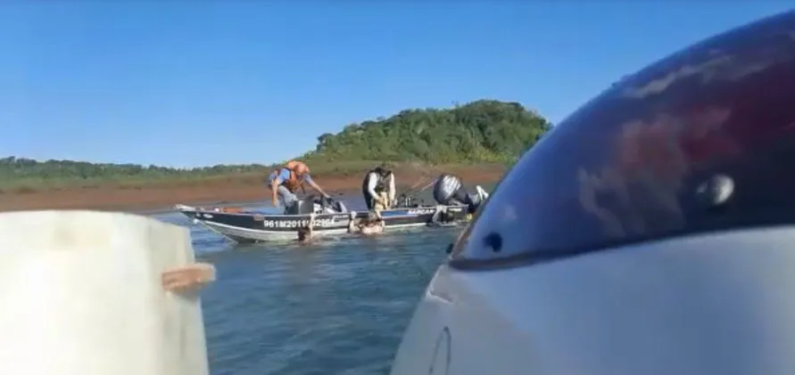 Cinco pessoas e um cachorro são resgatados após barco afundar no Paraná