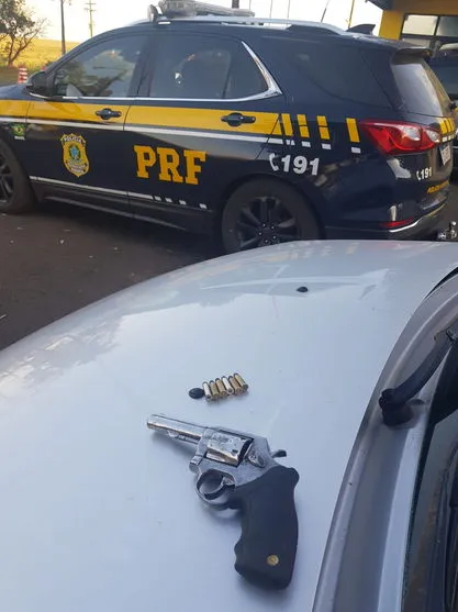PRF prende três pessoas com arma de fogo no Paraná