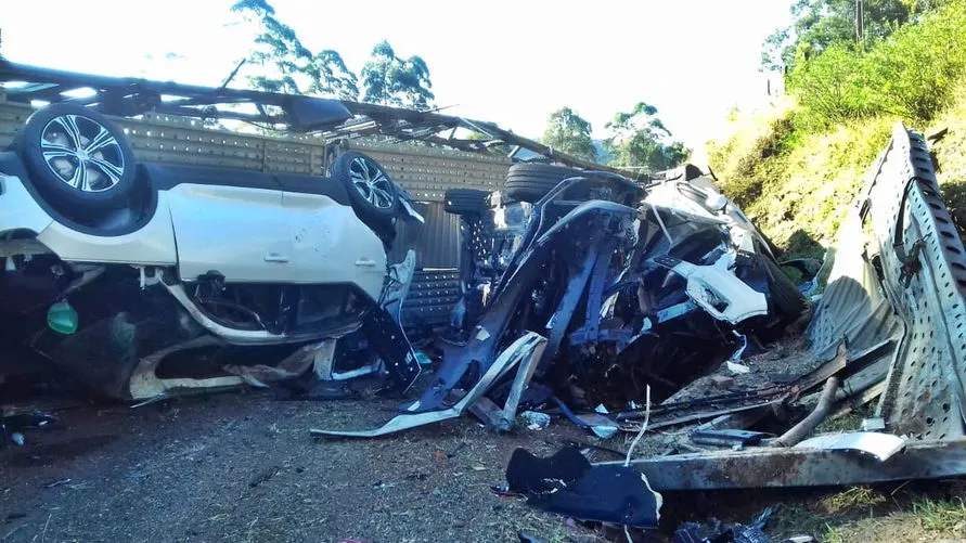 Caminhão-cegonha carregado com carros de luxo tomba na BR-376