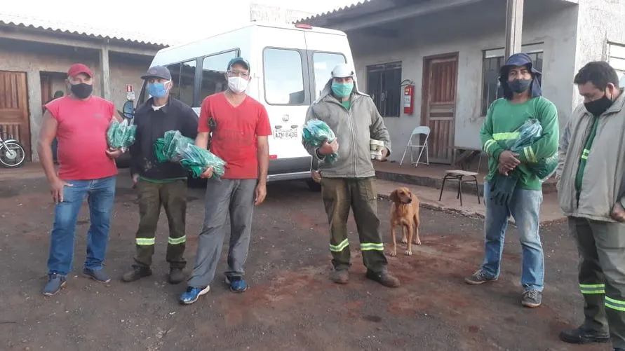 Os kits foram entregues  para os servidores que atuam na coleta de lixo e na limpeza pública