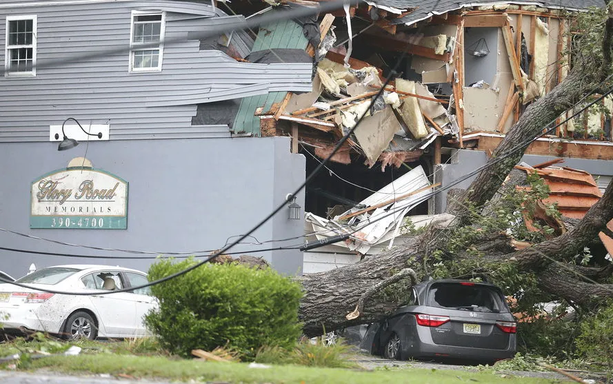 Tempestade Isaías avança pela costa leste dos EUA e atinge Nova York