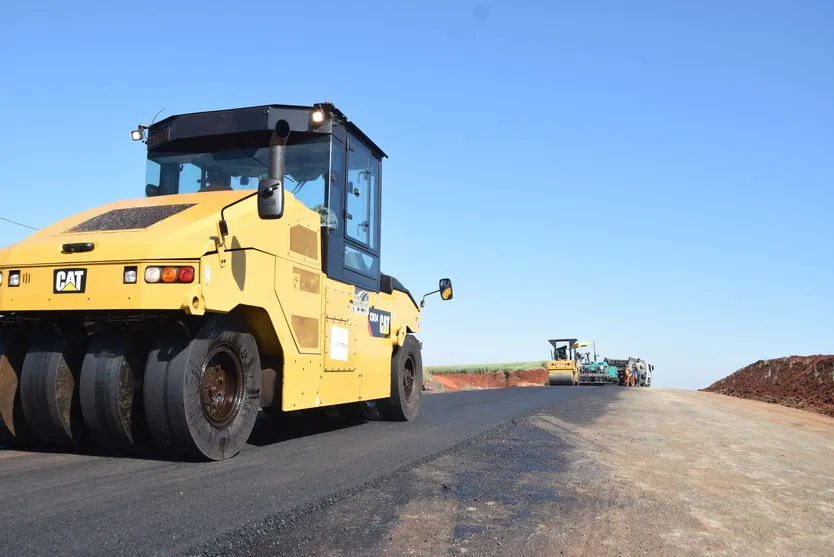 Na manhã desta quinta-feira a empreiteira trabalhava intensamente na pavimentação do último trecho  da estrada