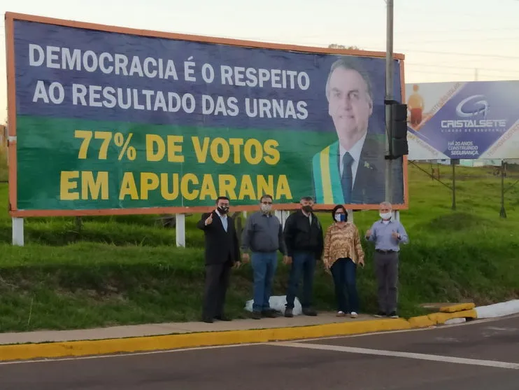 Outdoor com imagem do presidente que foi pichado em Apucarana é substituído