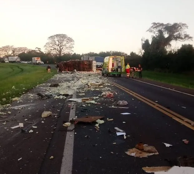 Colisão frontal entre dois caminhões deixa 5 pessoas feridas na BR-277