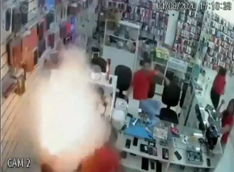 Celular explode em loja de eletrônicos de Londrina