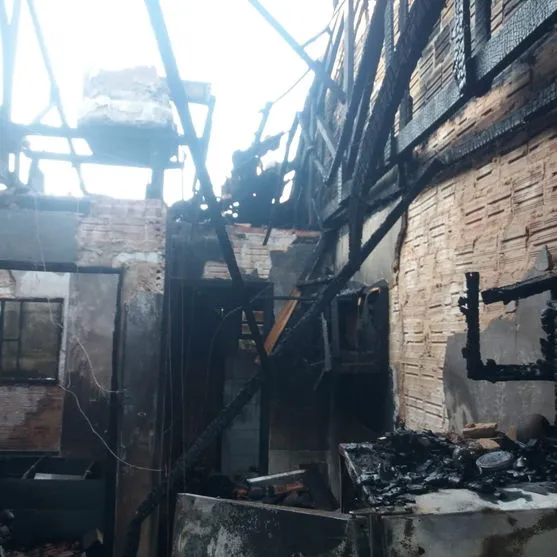 Residência fica destruída após pegar fogo nesta madrugada em Rolândia