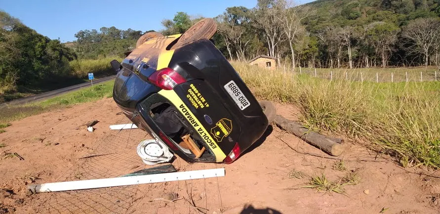 Veículo capota na PR-445 entre Mauá da Serra e Tamarana