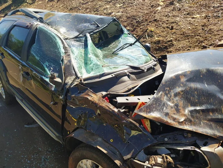 Carro ficou totalmente destruído