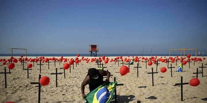 ONG faz protesto por quase 100 mil brasileiros mortos por Covid-19