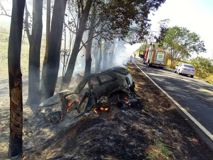 Veículo pega fogo após colidir contra árvore na PR-158