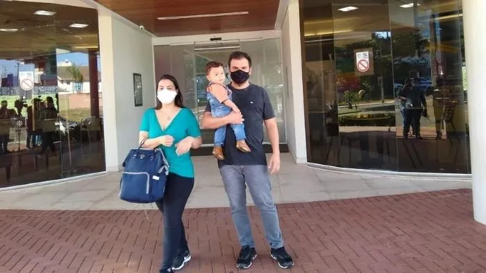 Bebê salvo por afogamento pela PM recebe alta de hospital em Londrina
