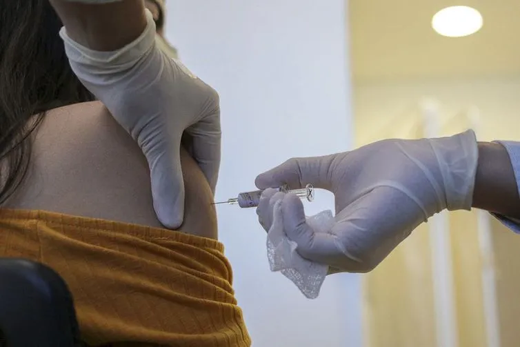 Infectologista: tomar mais de uma vacina não significa maior proteção