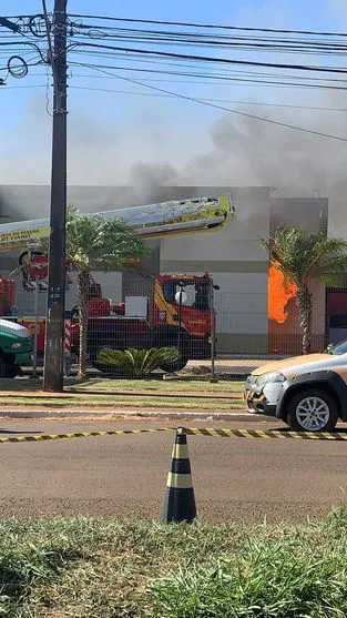 Shopping atingido por fogo deve permanecer fechado até quinta (13) para perícia