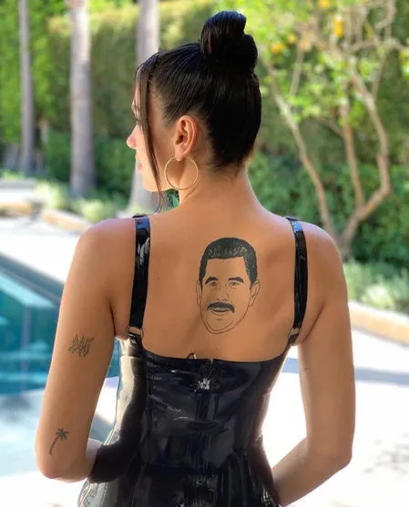 Dua Lipa tatua "Ratinho" nas costas e vira meme; entenda