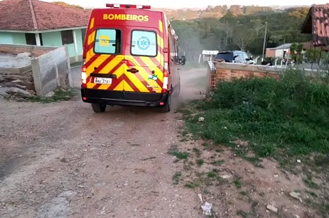 Caminhão atropela e mata homem na varanda de casa