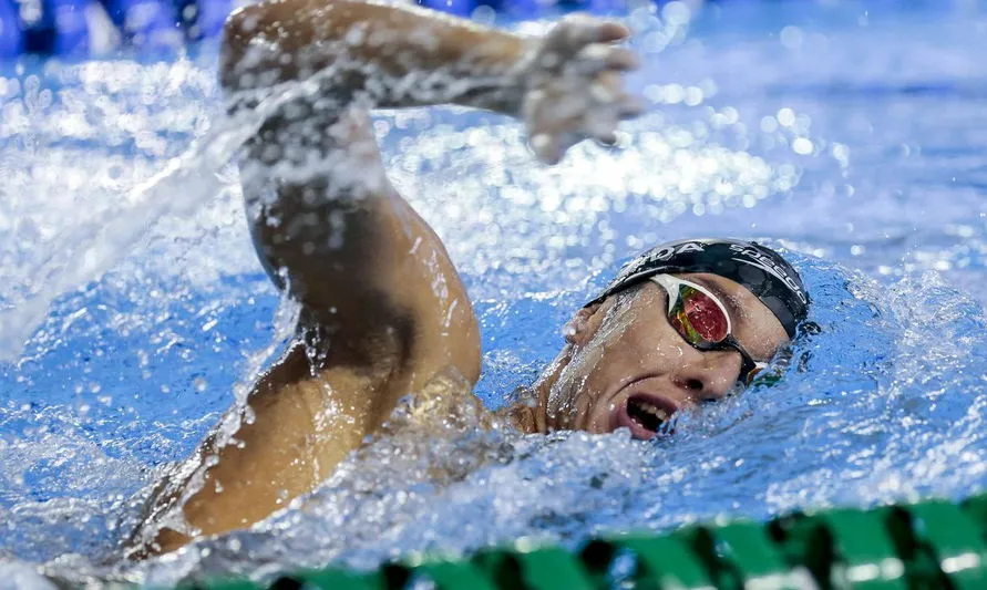 Nadador Brandonn Almeida testa positivo para covid-19
