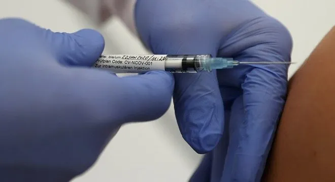 Rússia anuncia registro de vacina sem estudos; Paraná prevê produção