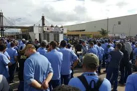 Renault e trabalhadores fazem acordo e fábrica já voltou no Paraná