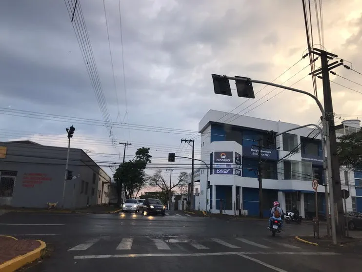 Semáforos com problemas causam transtorno a motoristas nesta manhã em Apucarana