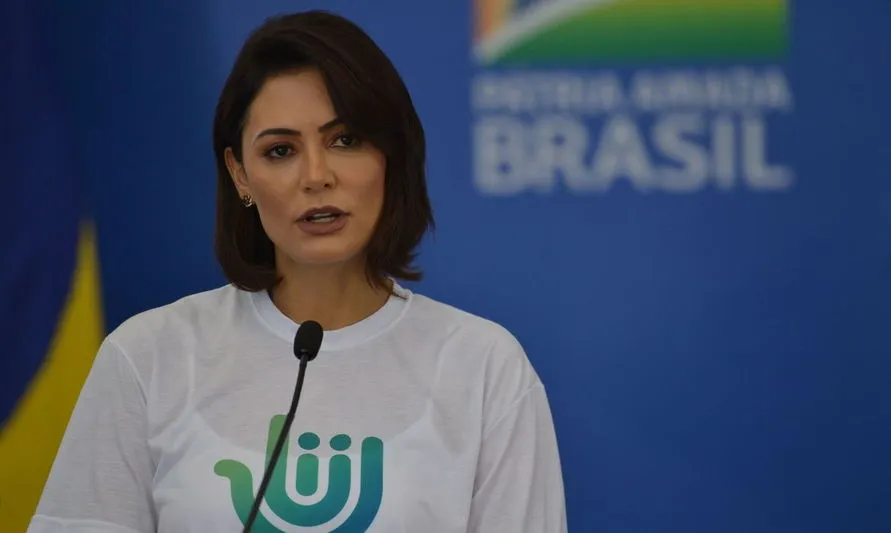 Primeira-dama Michelle lamenta falecimento da avó por covid-19