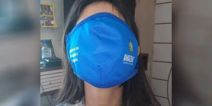 Governo do Amazonas distribui máscaras gigantes e alunos fazem memes
