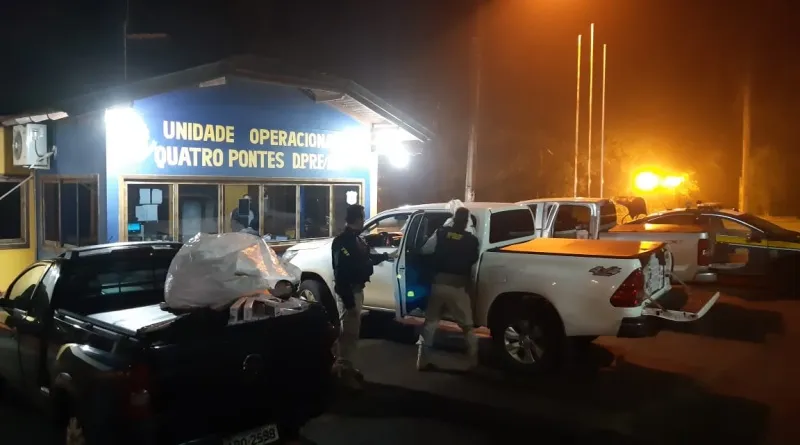 Após denúncia, PRF localizou três caminhonetes carregadas em um hotel; dois homens foram presos
