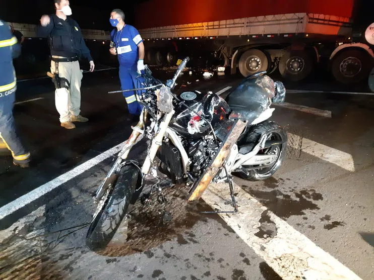 Dois homens morrem em acidente envolvendo carreta e moto em Marialva