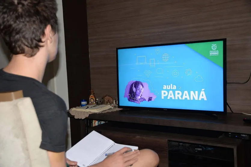 Aula Paraná atende 97% dos estudantes, bem acima da média do Brasil