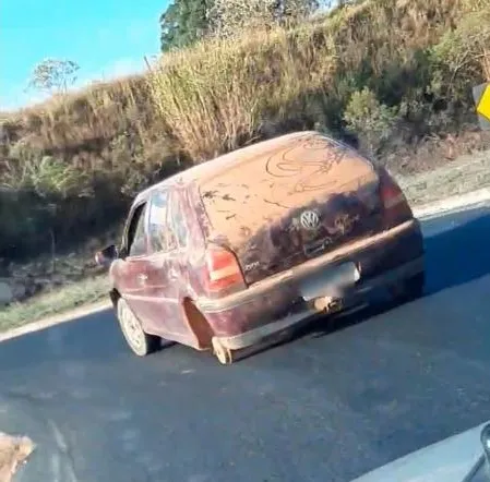 Carro é flagrado acelerando em estrada com apenas três rodas em Minas